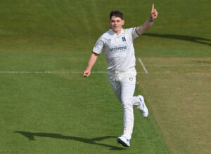 Bamber bulldozes Glamorgan to boost Warwickshire title hopes